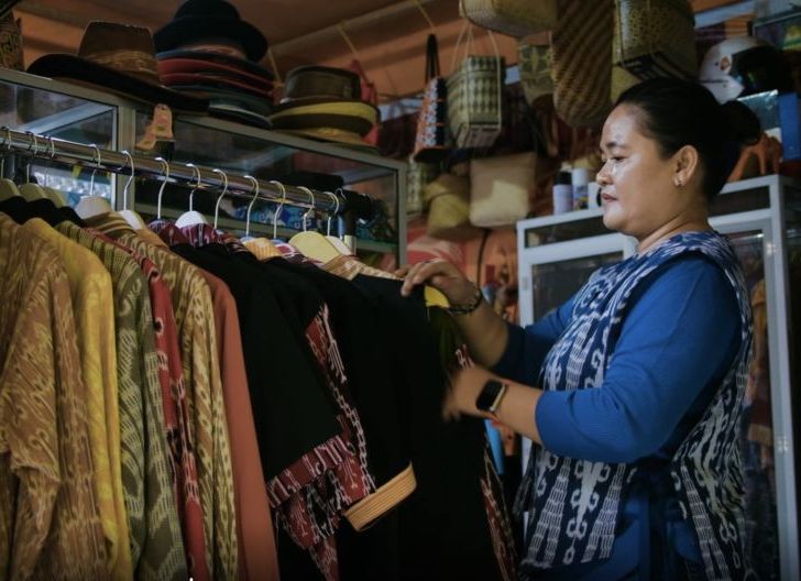Photo of Berkat KUM Harapan Bank Kalbar, Galeri Sintang Milik Ibu Sumjulia Go Internasional Hingga Sarawak