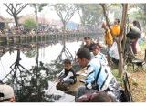 Photo of Ribuan Peserta Ikuti Lomba Mancing di Sungai Jawi, Meriahkan HUT ke-255 Pontianak