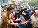 Photo of Warga Serbu Pasar Murah HUT Pontianak, Pemkot Siapkan 11.636 Paket Sembako