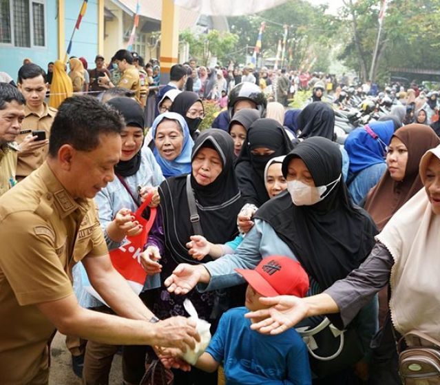 Warga Serbu Pasar Murah HUT Pontianak, Pemkot Siapkan 11.636 Paket Sembako