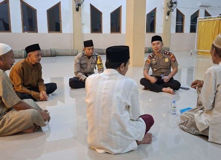 Photo of Bangun Kedekatan Lewat Subuh Bersama, Polisi Ajak Warga Jaga Kamtibmas