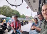 Photo of Bruder Steph Dengarkan Keluh Kesah Tukang Parkir di Jalan Diponegoro, Pendapatan Turun hingga Sulit Beli Nasi Bungkus