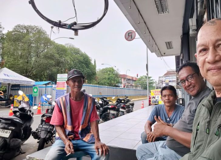 Photo of Bruder Steph Dengarkan Keluh Kesah Tukang Parkir di Jalan Diponegoro, Pendapatan Turun hingga Sulit Beli Nasi Bungkus