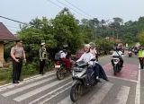 Photo of Turun Langsung ke Jalan, Kapolres Sanggau Pimpin Strong Point Pagi di Depan SMPN 2 Sanggau