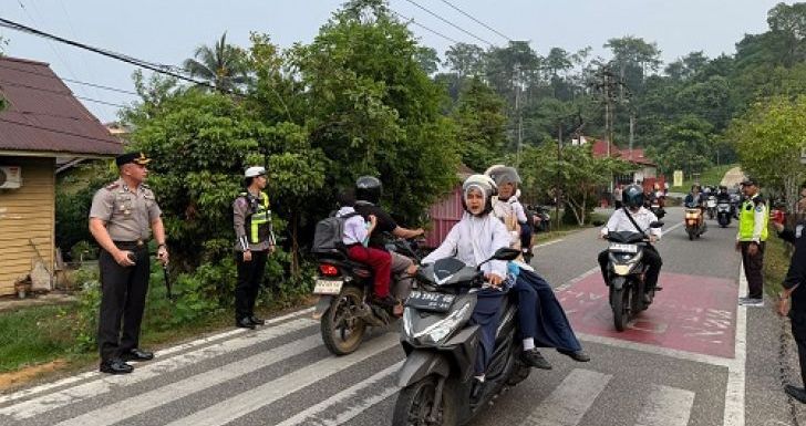 Turun Langsung ke Jalan, Kapolres Sanggau Pimpin Strong Point Pagi di Depan SMPN 2 Sanggau