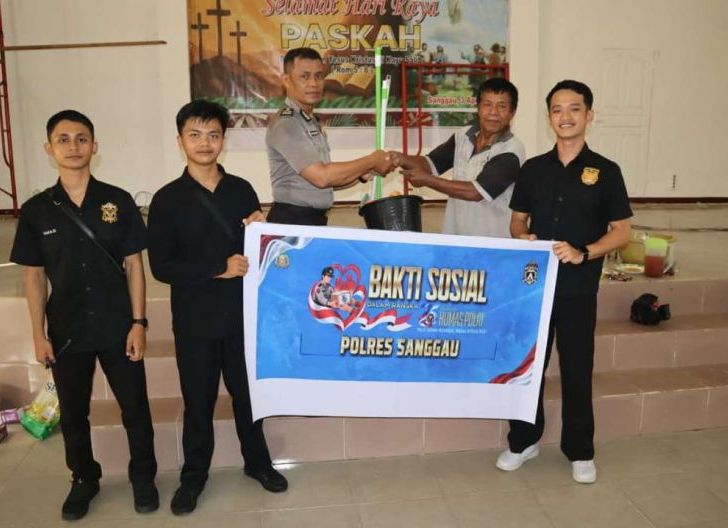 Photo of Hari Jadi ke-75 Humas Polri, Si Humas Polres Sanggau Bersihkan Masjid dan Gereja