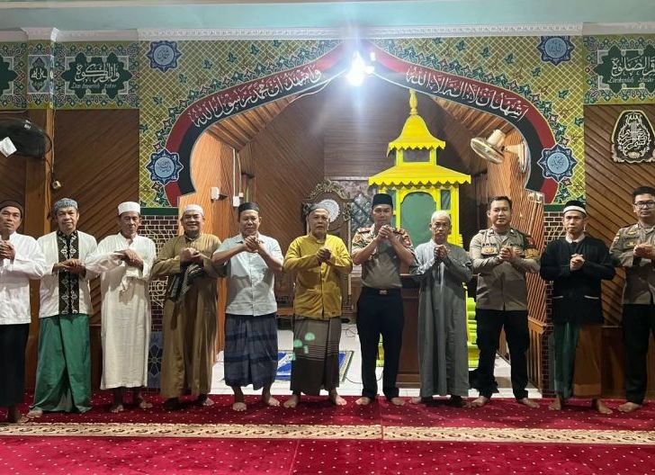 Photo of Jaga Silaturahmi dan Kamtibmas, Polsek Tayan Hilir Rutin Sholat Subuh Bersama Warga