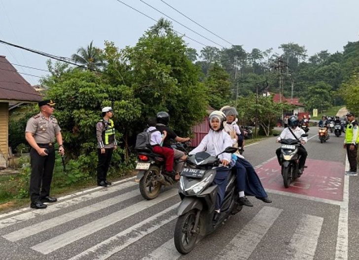 Photo of Turun Langsung ke Jalan, Kapolres Sanggau Pimpin Strong Point Pagi di Depan SMPN 2 Sanggau