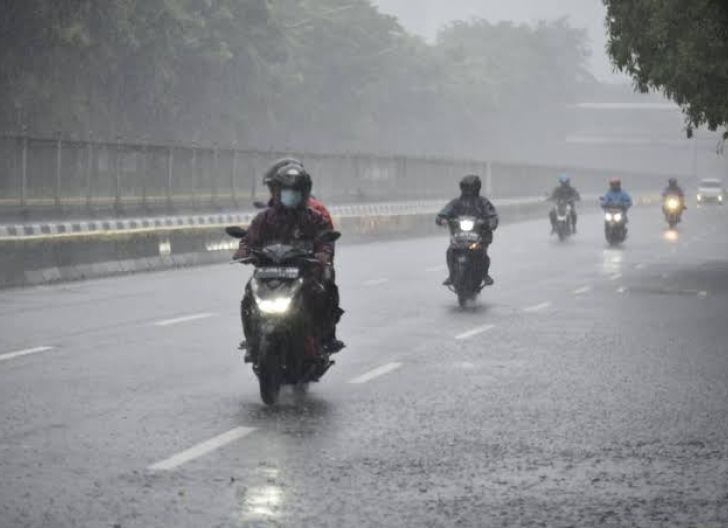 Photo of Hujan Datang dan Pergi, Pengendara Waspadai Genangan Air Hujan