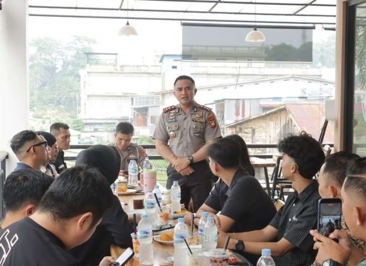 Photo of Coffee Morning Bersama Influencer, Kapolres Sanggau Serap Aspirasi dan Perkuat Sinergi di Era Digital