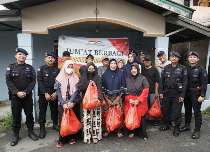Photo of Jum’at Berbagi, Brimob Kalbar Jangkau Warga di Lima Wilayah