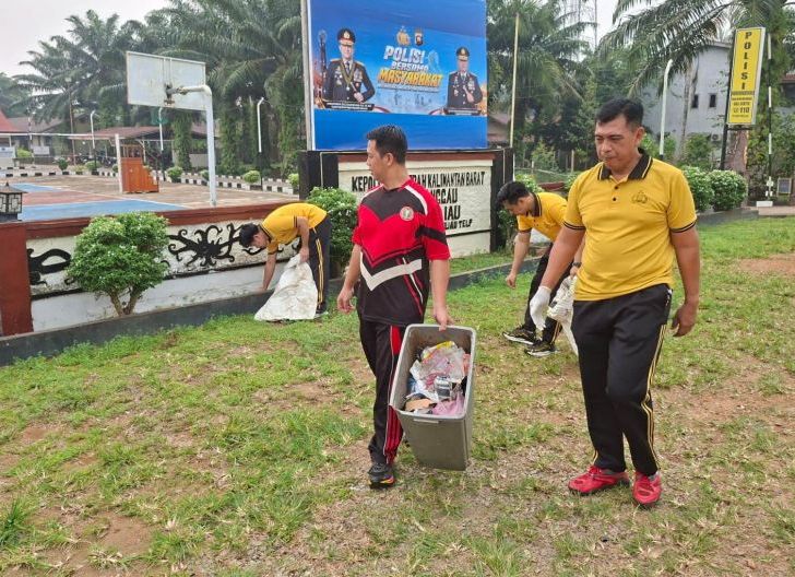 Photo of Green Policing di Meliau, Polisi Bersama Warga Bersihkan Lingkungan dan Jaga Kota Tetap Asri