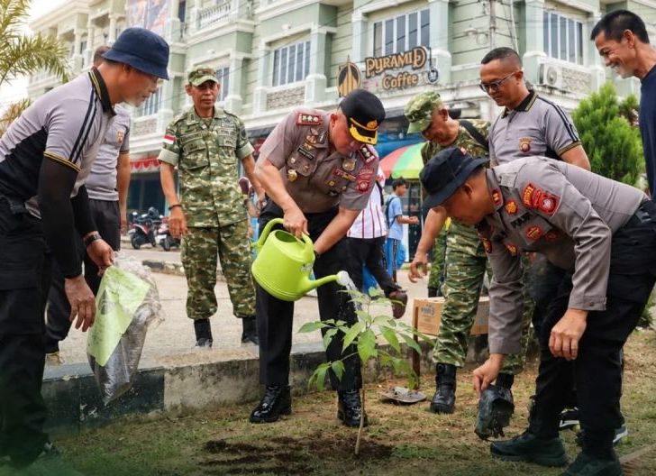 Photo of Kapolres Sanggau Ajak Masyarakat Rawat Lingkungan Lewat Green Policing