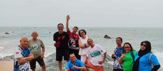 Wujud Kepedulian terhadap Kelestarian Penyu, FRKP West Borneo Vespa Lovers Kalbar Lepas Tukik di Tanjung Api