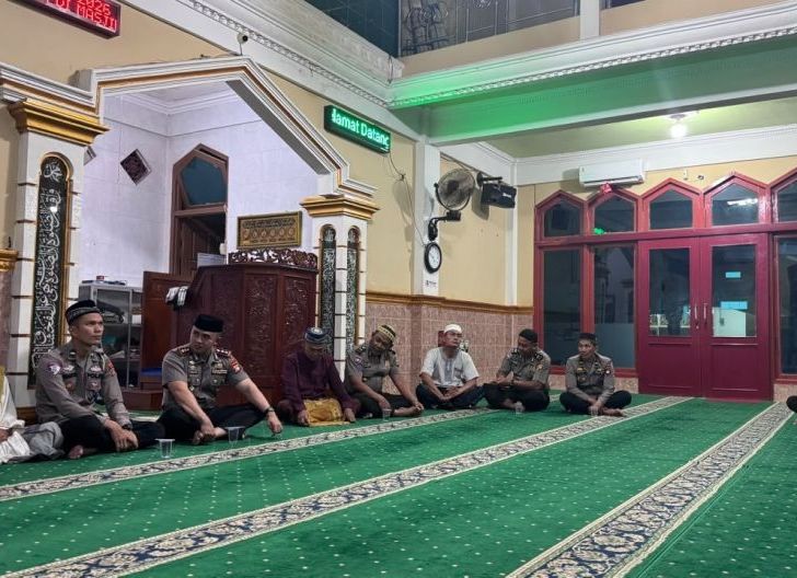 Photo of Subuh Keliling di Masjid Darussalam, Kapolres Sanggau Ajak Warga Perkuat Silaturahmi dan Kamtibmas