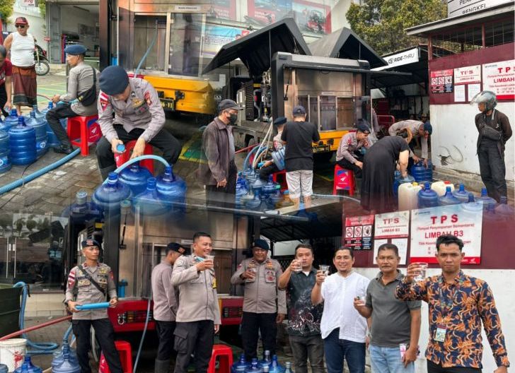 Photo of Ringankan Kesulitan Warga, Brimob Kalbar Salurkan Air Bersih dengan Mobil Water Treatment di Ketapang