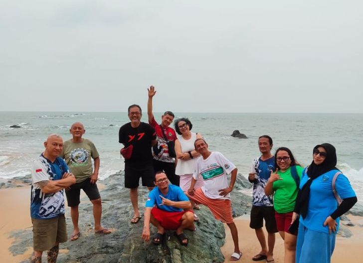 Photo of Wujud Kepedulian terhadap Kelestarian Penyu, FRKP West Borneo Vespa Lovers Kalbar Lepas Tukik di Tanjung Api