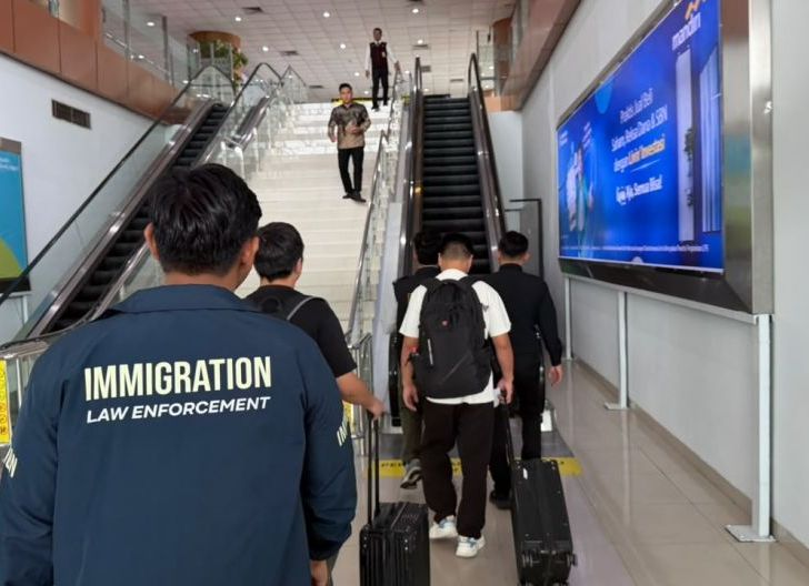 Photo of Plot Twist Visa Investor: Niatnya Usaha, Ujungnya Dideportasi dari Supadio oleh Kantor Imigrasi Kelas I TPI Pontianak