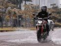 Datang dan Pergi, Astra Motor Kalbar Berikan Tips Pengendara Waspadai Genangan Air Hujan