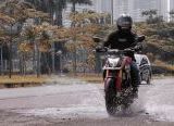 Photo of Datang dan Pergi, Astra Motor Kalbar Berikan Tips Pengendara Waspadai Genangan Air Hujan