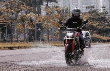 Datang dan Pergi, Astra Motor Kalbar Berikan Tips Pengendara Waspadai Genangan Air Hujan