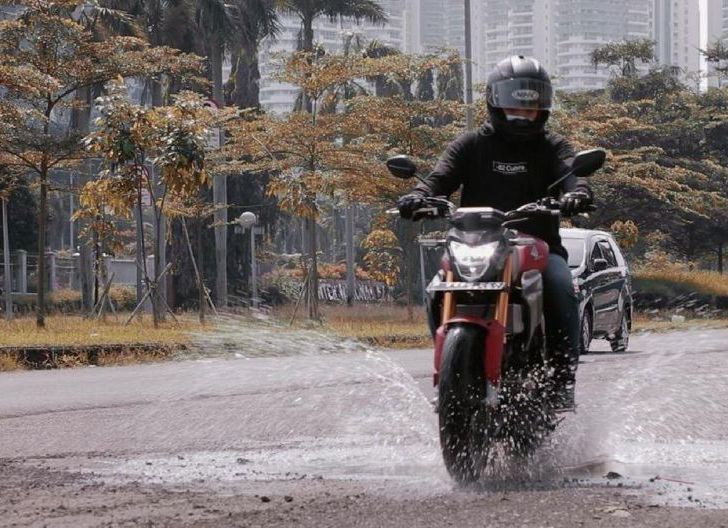 Photo of Datang dan Pergi, Astra Motor Kalbar Berikan Tips Pengendara Waspadai Genangan Air Hujan