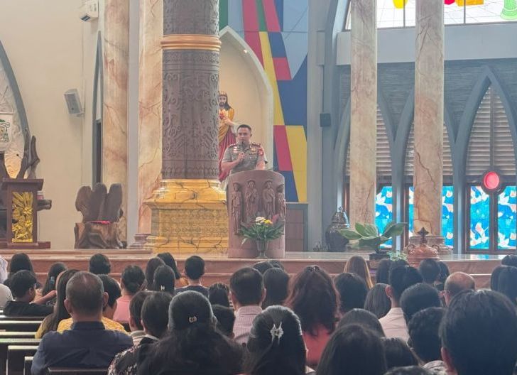 Photo of Kapolres Sanggau Hadir di Tengah Jemaat, Bangun Silaturahmi dan Jaga Kamtibmas