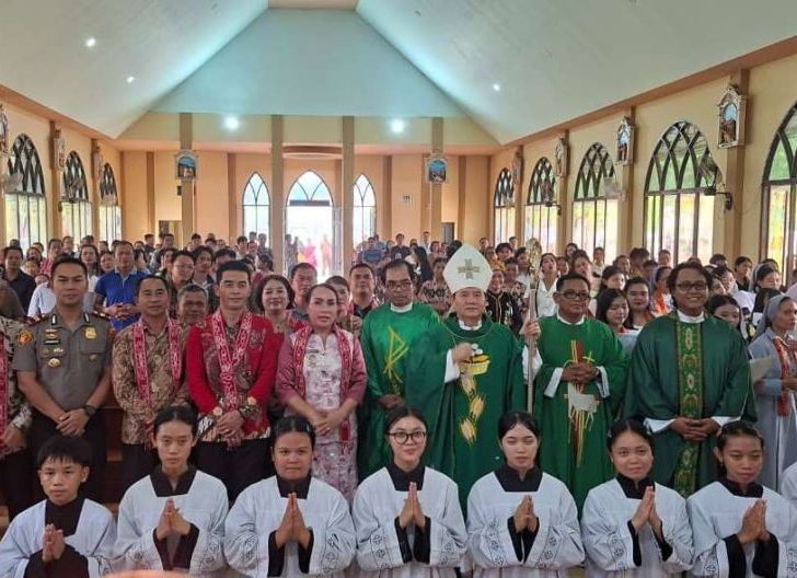 Photo of Polsek Tayan Hilir Hadir di Tengah Jemaat, Minggu Kasih Pererat Kebersamaan di Paroki Terentang
