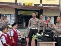 30 Siswa SDIT Al-Kahfi Belajar Mengenal Kepolisian dan Etika Berlalu Lintas di Mapolres Sanggau
