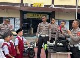 Photo of 30 Siswa SDIT Al-Kahfi Belajar Mengenal Kepolisian dan Etika Berlalu Lintas di Mapolres Sanggau