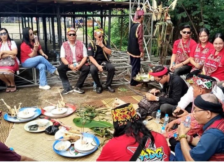 Photo of Diawali dengan Ritual Adat Pemasangan Pamabakng, ADG 5 Hadirkan 50 Artis Dayak: Bidik Panggung Nasional hingga Mancanegara
