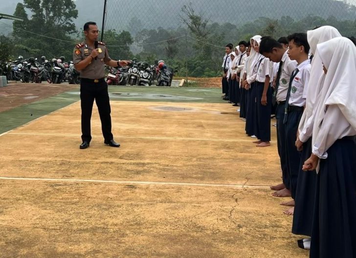 Photo of Sambangi MTs Negeri 03 Sanggau, Polsek Tayan Hilir Edukasi Pelajar Jauhi Narkoba dan Balap Liar