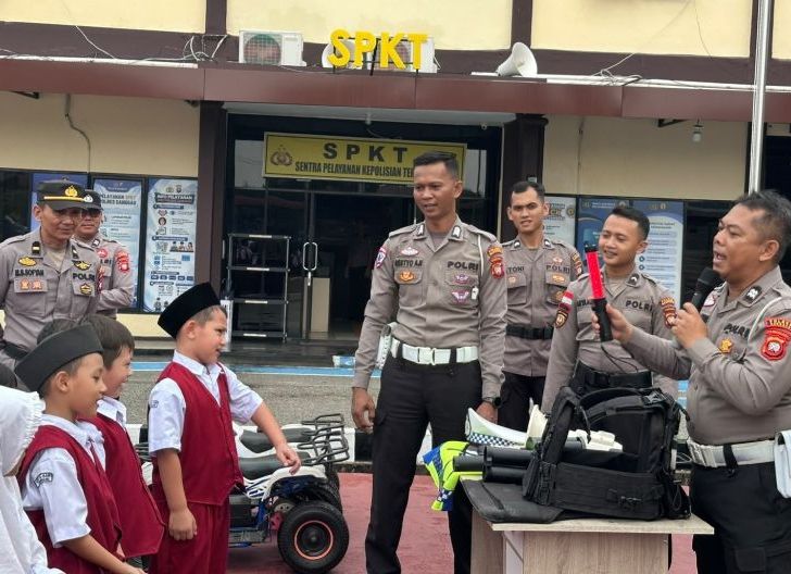 Photo of 30 Siswa SDIT Al-Kahfi Belajar Mengenal Kepolisian dan Etika Berlalu Lintas di Mapolres Sanggau