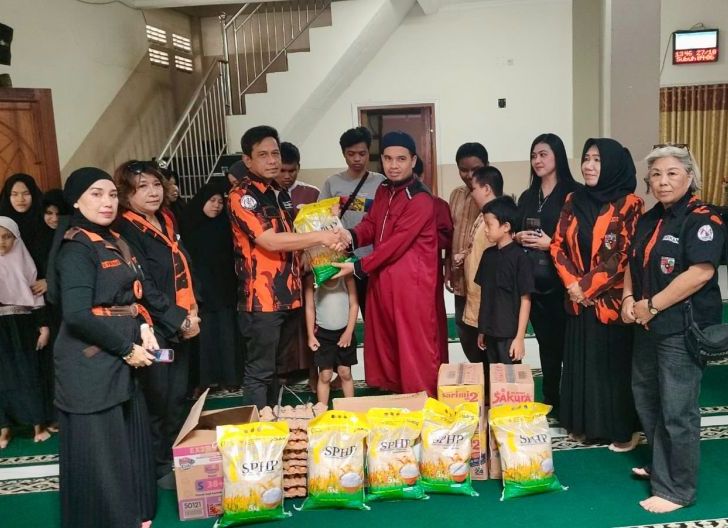 Photo of Sentuhan Humanis Pemuda Pancasila Pontianak, Serahkan Bantuan ke Panti Asuhan