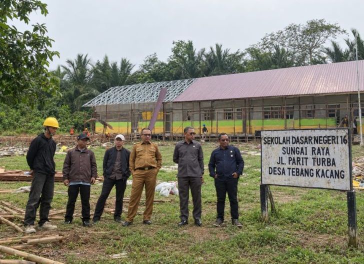 Photo of Ketua Komisi IV DPRD dan Kadisdikbud Kubu Raya Cek Revitalisasi SDN 16, Pembangunan Sesuai Persyaratan: Amri Minta Finishing Tak Asal Jadi