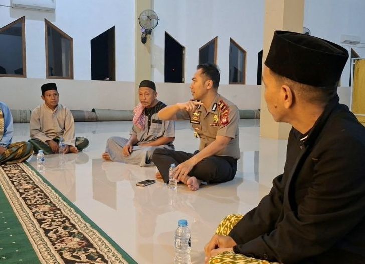Photo of Subuh Keliling Polsek Tayan Hilir Perkuat Kedekatan Polisi dan Masyarakat