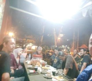 Nongkrong Evaluasi di Warkop Waru: Dari Pelepasan Tukik hingga “Janji Tinggal Janji”, Begini Serunya Persaudaraan West Borneo Vespa Lovers Usai Touring Pantai Tanjung Api