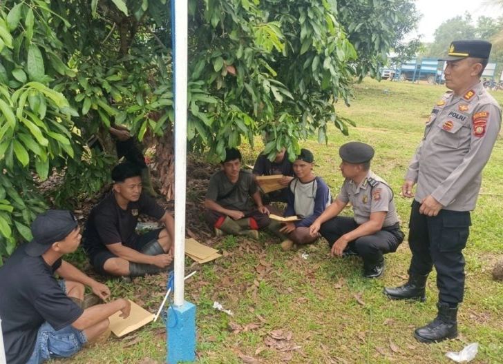 Photo of Polsek Sekayam Hadir di Tengah Warga Terdampak PHK, Buka Ruang Aspirasi dan Dialog