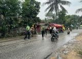 Photo of Respons Cepat Satlantas Polres Sanggau Tangani Tumpahan CPO di Jalan Raya