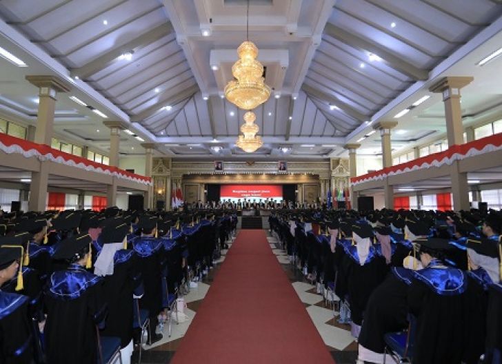 Photo of Rektor Tekankan Persatuan dan Kebanggaan Almamater, 2.412 Mahasiswa UNTAN Diwisuda