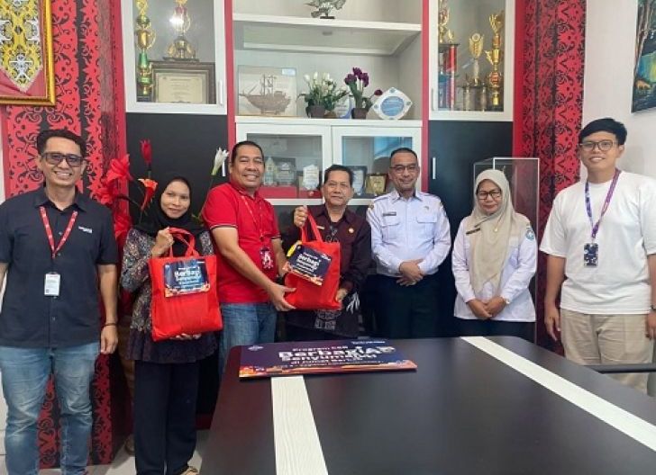 Photo of Menguatkan Para Pahlawan Pendidikan, Telkomsel Salurkan Bantuan Jumat Berkah Bagi Guru Terdampak Karhutla di Kubu Raya