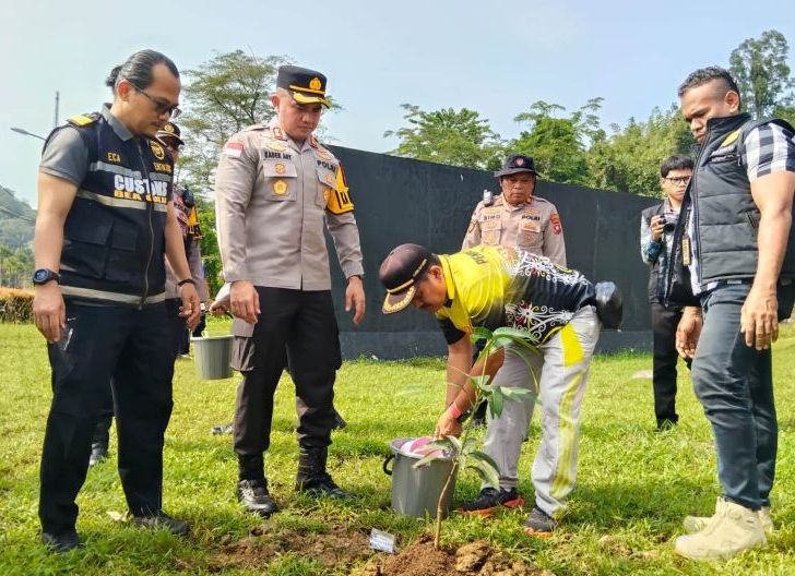Photo of Green Policing di PLBN Entikong, Kapolres Sanggau Ajak Masyarakat Rawat Lingkungan Bersama