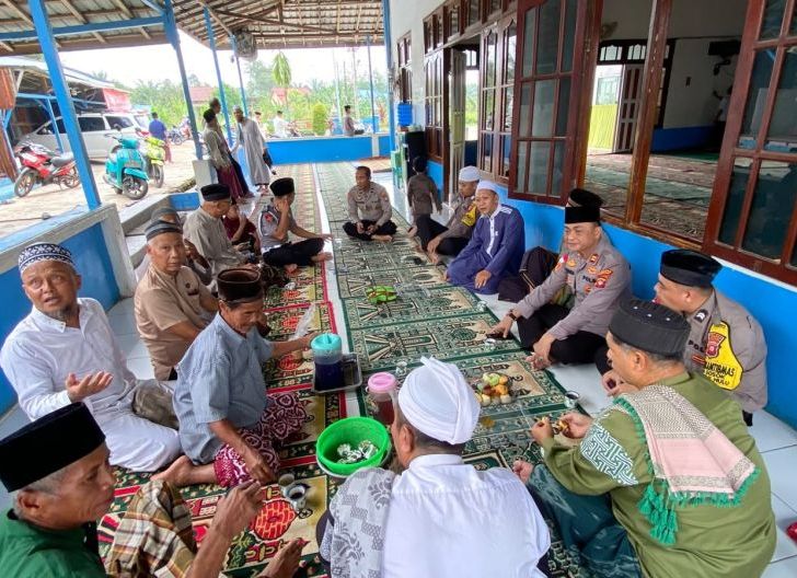 Photo of Dari Masjid Nurul Jannah, Polsek Tayan Hulu Ajak Warga Jaga Kamtibmas Bersama