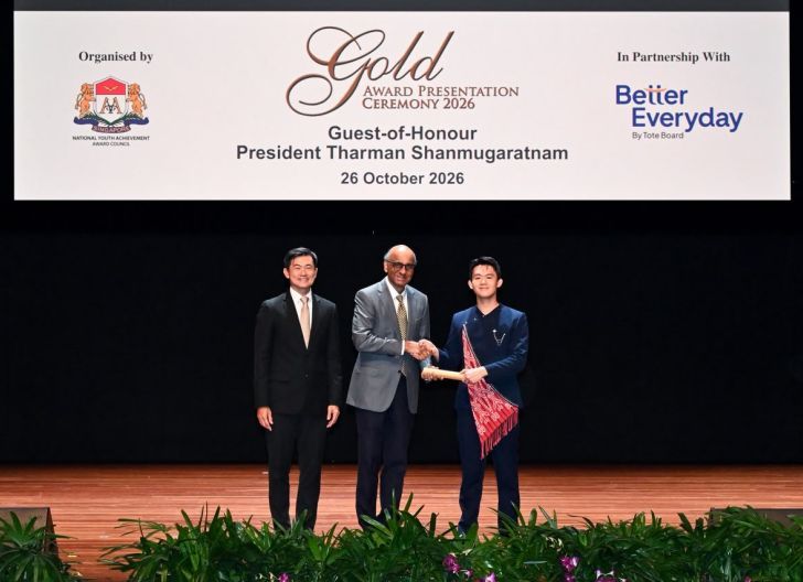 Photo of Harumkan Nama Indonesia, Pelajar Asal Pontianak Terima Penghargaan NYAA Gold dari Presiden Singapura